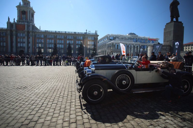 Battle of 100-year-old cars was held in Yekaterinburg