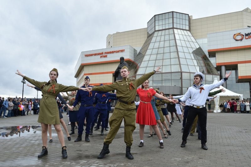 9 мая в Верхней Пышме: Вечный огонь от заводской печи, Вальс Победы, Шествие военной техники и уникальное авиашоу