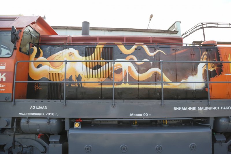 Тюнинг локомотива: огромного осьминога нарисовали на тепловозе в Кировграде