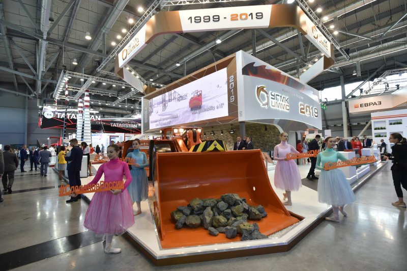 Зроблено в Росії: УГМК представила на Іннопроме нову шахтну машину, вогнестійкі кабелі та digital-технології в освіті