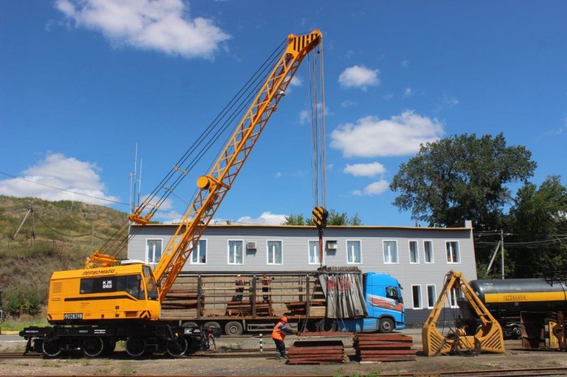 The MMSK fleet has been replenished with a new domestic-made railway crane