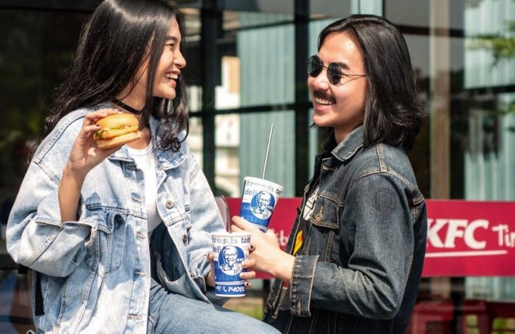 KFC Індонезія випустила сталеву соломку для напоїв