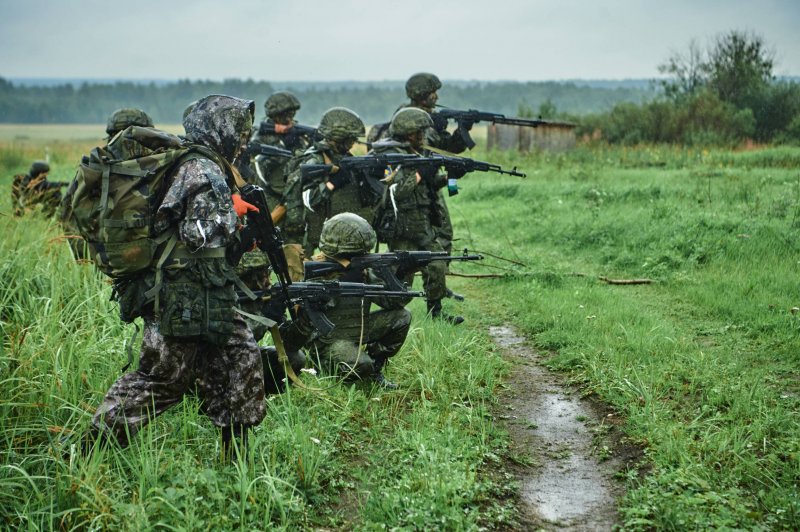 Десятки школярів взяли участь у військово-патріотичних навчальних зборах на аеродромі Биньгі