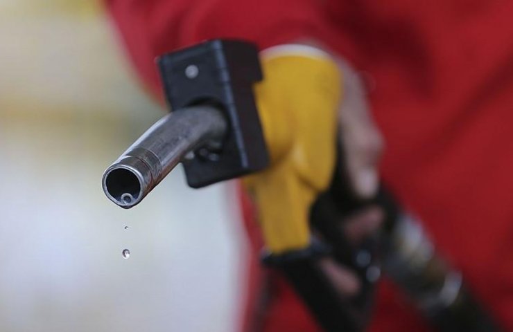Retail prices for petroleum products in the European Union continued to fall