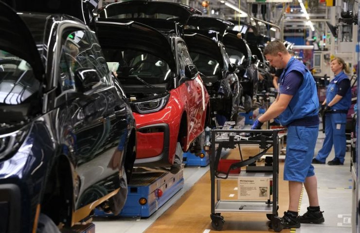 Young Germans dream of working in the automotive industry