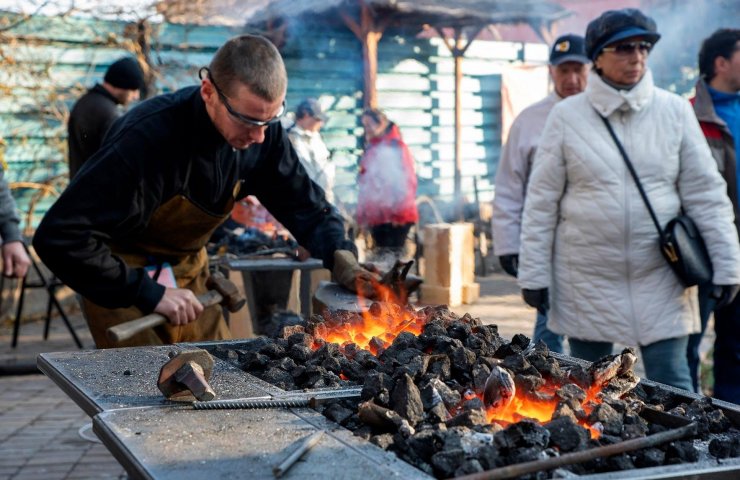 In Mariupol, a festival of blacksmith art