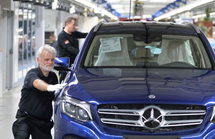 Mercedes планирует массовые увольнения из-за новых экологических норм