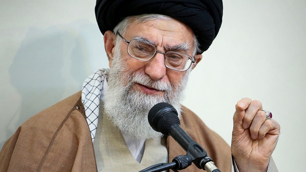 Лидер Ирана обвинил врагов республики в акциях протеста против роста цен на бензин