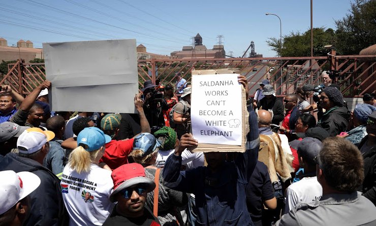 Workers of the ArcelorMittal plant in South Africa demand the continuation of the work
