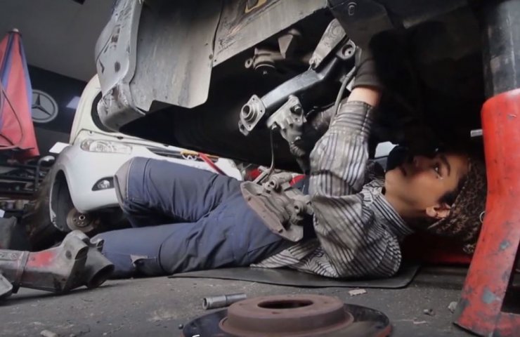 Иранские девушки-автомеханики стали звездами соцсетей (Видео)