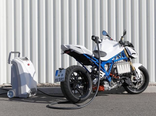 BMW запатентувала нову інноваційну технологію підзарядки електричних мотоциклів