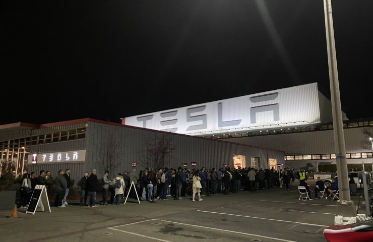 Mother Elon musk helped his son to sell the Tesla in the new year's eve