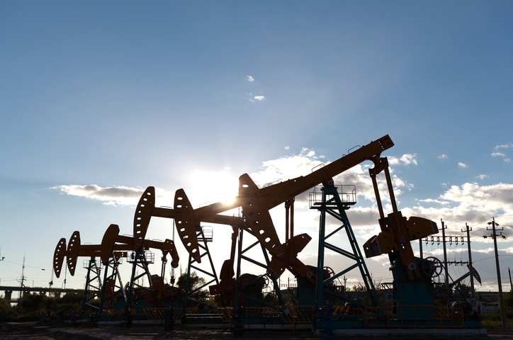 Нефть подскочила до 10-дневного максимума на фоне закрытия месторождений в Ливии