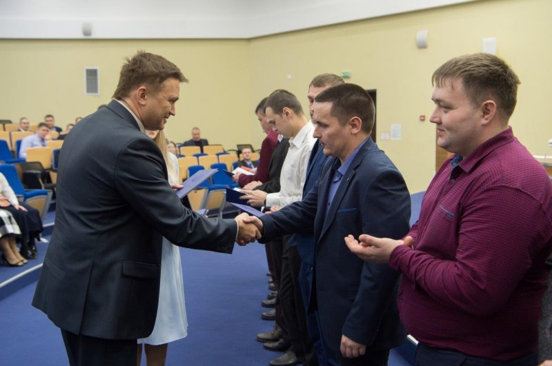 В Техническом университете УГМК вручили дипломы первым бакалаврам