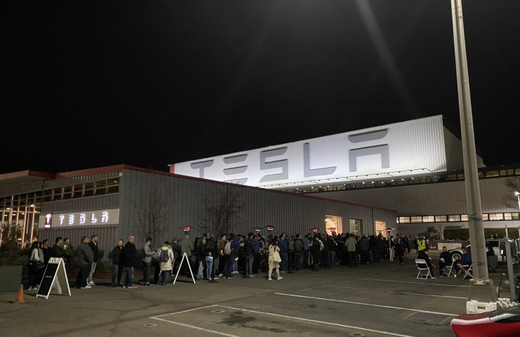 Мама Ілона Маска допомагала синові продавати Tesla в Новорічну ніч