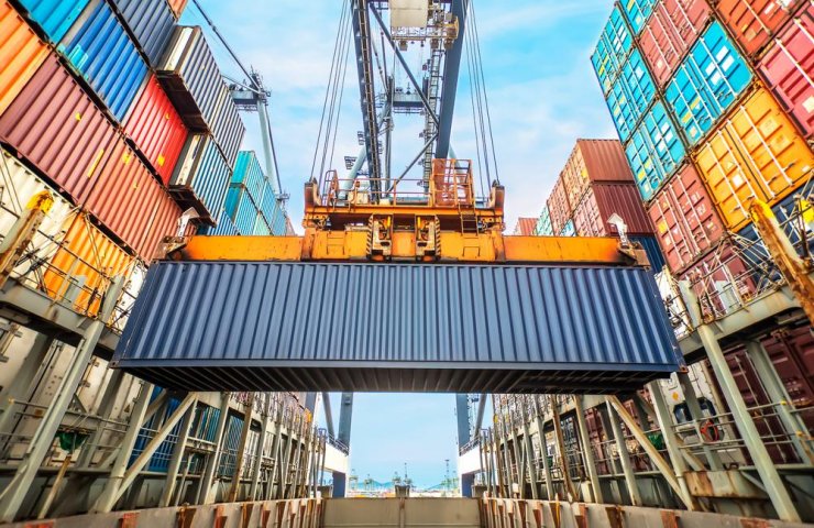 The advantages of using container shipping