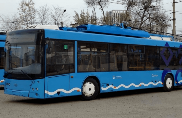 YUZHMASH this week passed the Dnieper, six new trolley buses