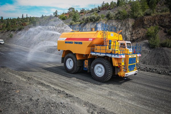 In Kryvyi Rih are fighting dust storms with BelAZ