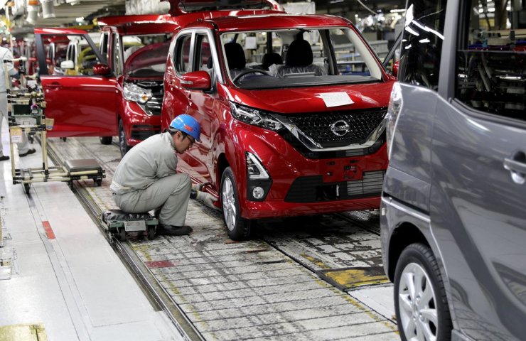 Nissan cuts car production in Japan