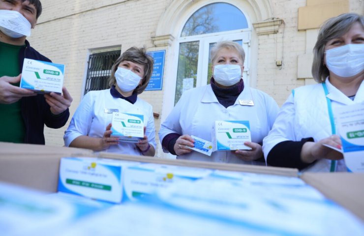 Metinvest, together with the Rinat Akhmetov and Vadim Novinskoy Foundations, donated 3,200 COVID-19 rapid tests to Zaporizhia