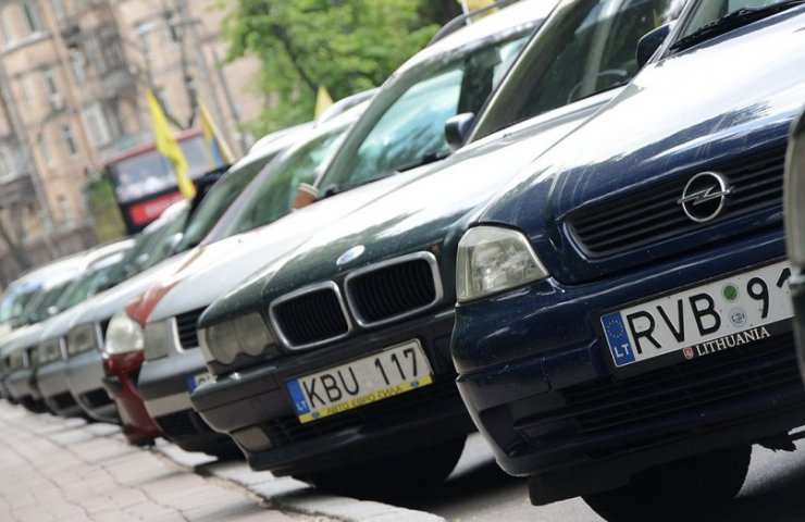 In the first quarter, Ukraine paid for the import of vehicles by almost a billion dollars