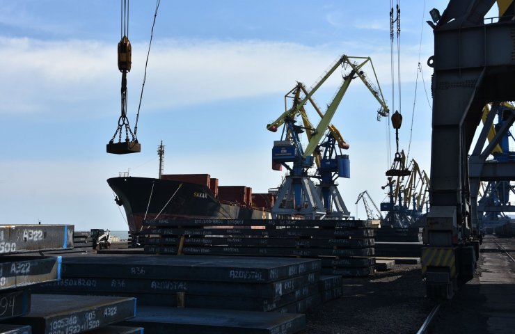 Маріупольські заводи вперше в історії почали відвантажувати сляби в Одесу по морю