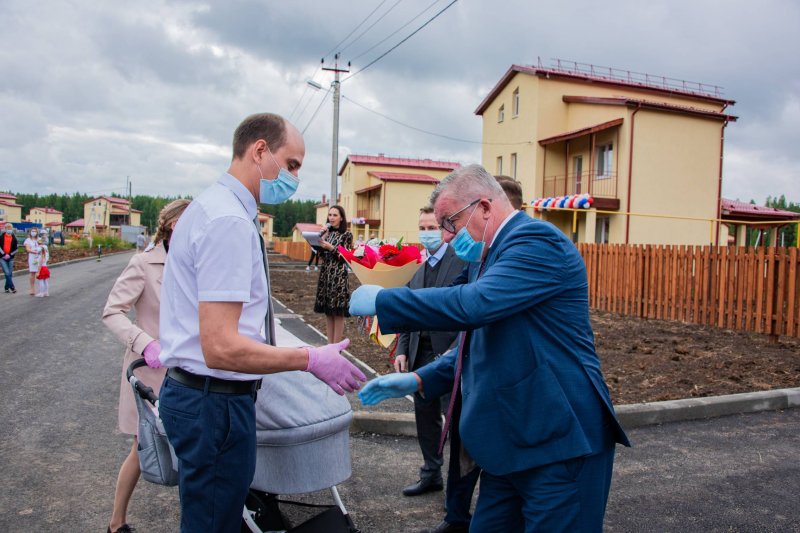 Семьи работников «Святогора» получили ключи от новеньких коттеджей в поселке Молодежном