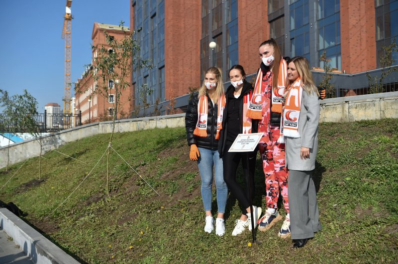 Баскетболистки УГМК внесли свой вклад в озеленение Екатеринбурга