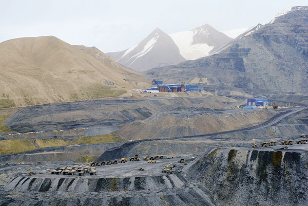 Неизвестные атаковали офис крупнейшей золотодобывающей компании «Кумтор» в Киргизии