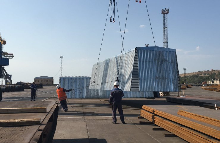 Mariupol port began to cover stacks of sheet steel from atmospheric precipitation