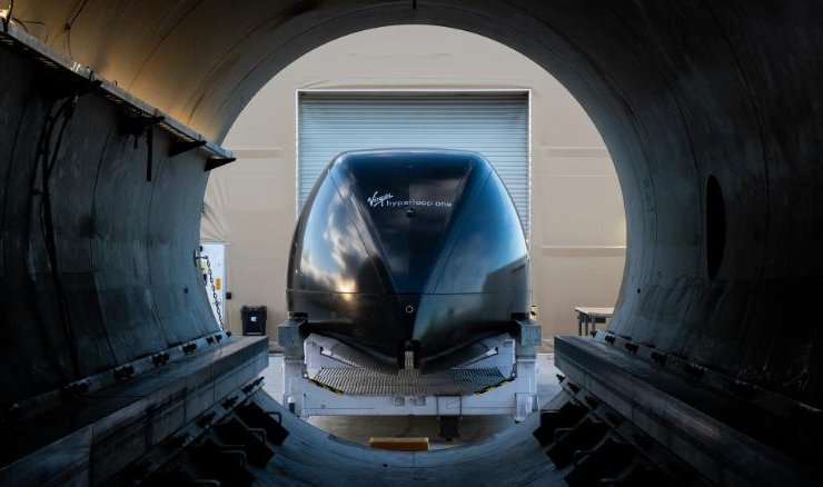 Virgin Hyperloop провела первое испытание вакуумного поезда с реальными пассажирами