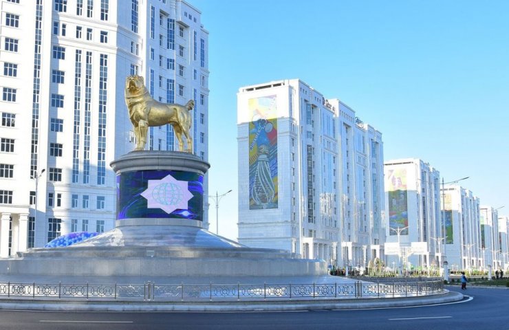 У столиці Туркменістану поставили 15-метровий пам'ятник собаці з чистого золота
