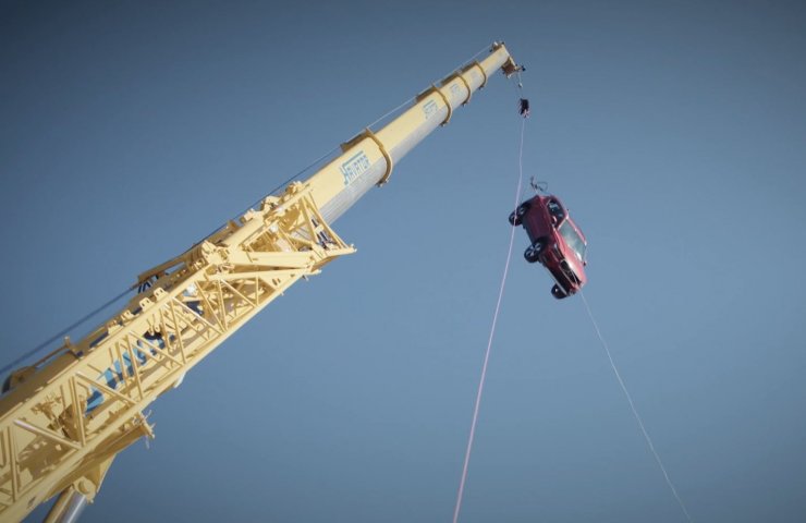 Volvo engineers dropped 10 new rescue vehicles from 30m height (Video)