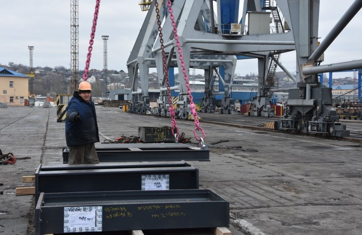 В Мариупольский порт прибыло металлургическое оборудование для «Азовстали»