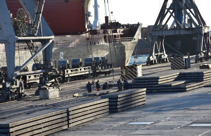 За 11 месяцев 2020 года Мариупольский порт увеличил перевалку стали на треть