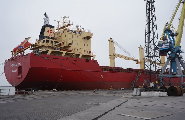 Мариупольский порт может остановить работы по погрузке судов из-за сильного ветра