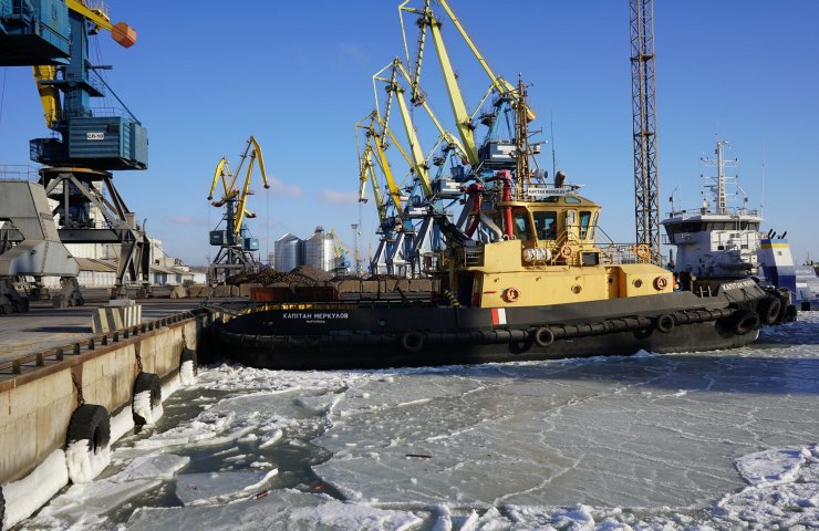 In the port of Mariupol, two ships with a cargo of steel billets are stuck in ice