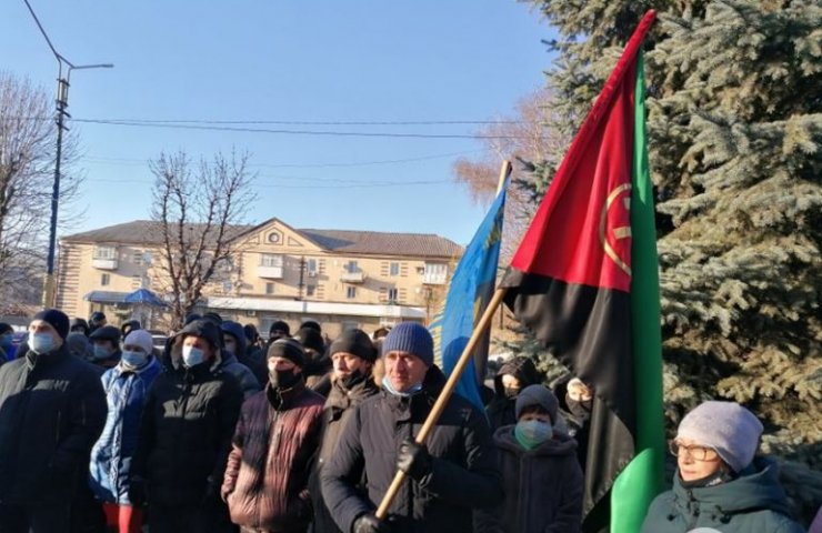 Горняки перекрывают движение транспорта в городе Мирноград требуя зарплату