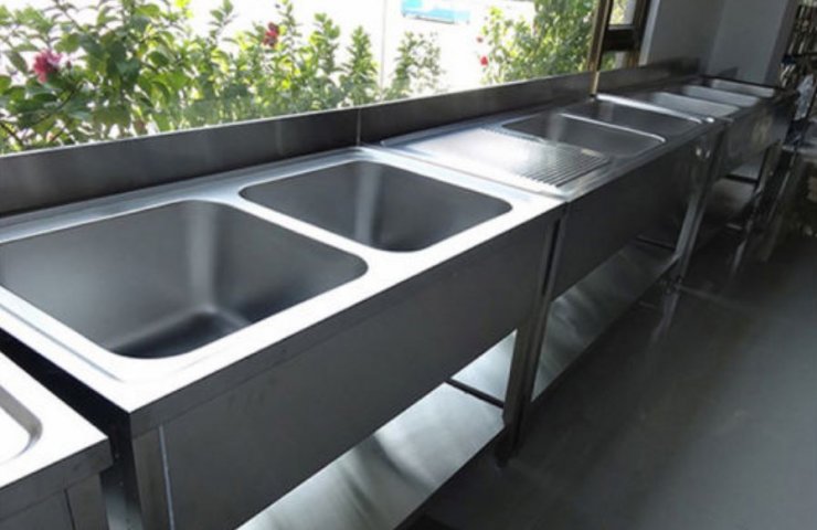 Tables with sinks for catering from the Technofood company