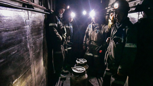 На шахті АрселорМіттал в Казахстані стався вибух - один з працівників залишається під завалом