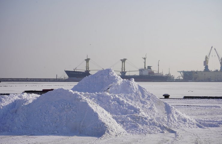Мариупольский торговый порт показал редкое видео заснеженного Азовского моря