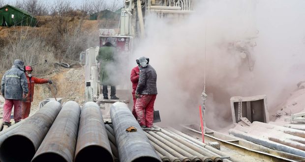 Одиннадцать горняков все еще ждут спасения из взорвавшегося золотого рудника в Китае