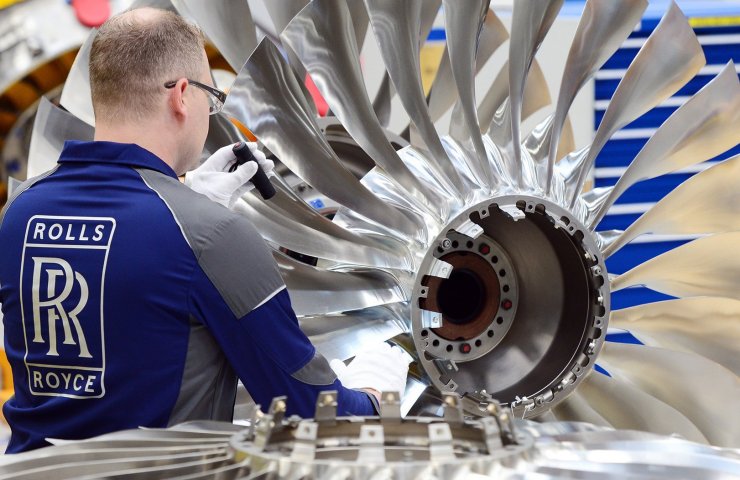 Rolls-Royce suspends production of jet engines for the first time in its history