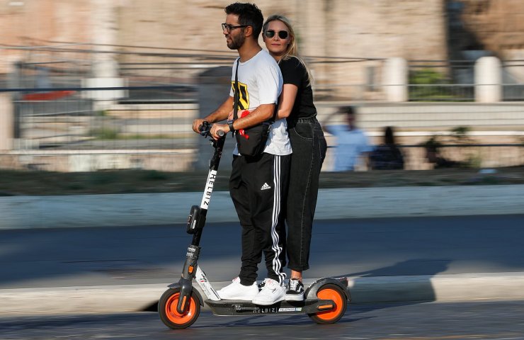 British car enthusiasts will be paid £ 3,000 to stay in their garage