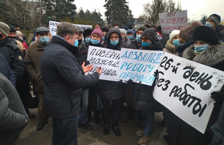 В Мариуполе прошел митинг работников остановленного судоремонтного завода