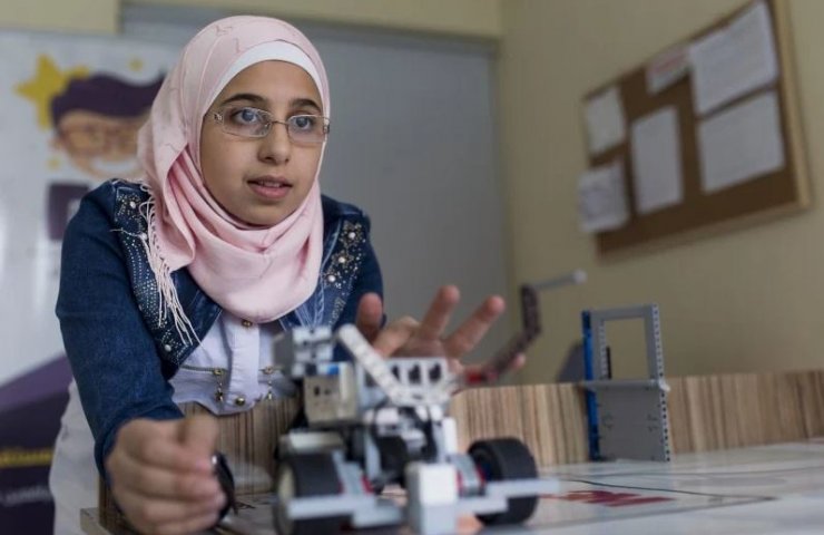 In war-torn Syria, robotics courses for girls open