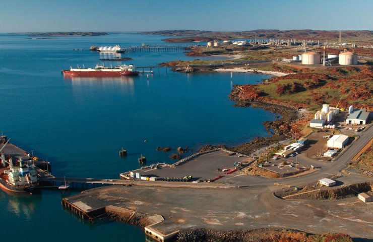 Port on the coast of Pilbara in Australia stops shipments of iron ore due to fire