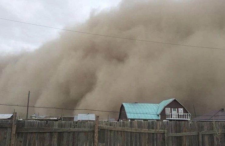 Число жертв песчаной бури, накрывшей Монголию и юг Китая, увеличилось до 10 человек