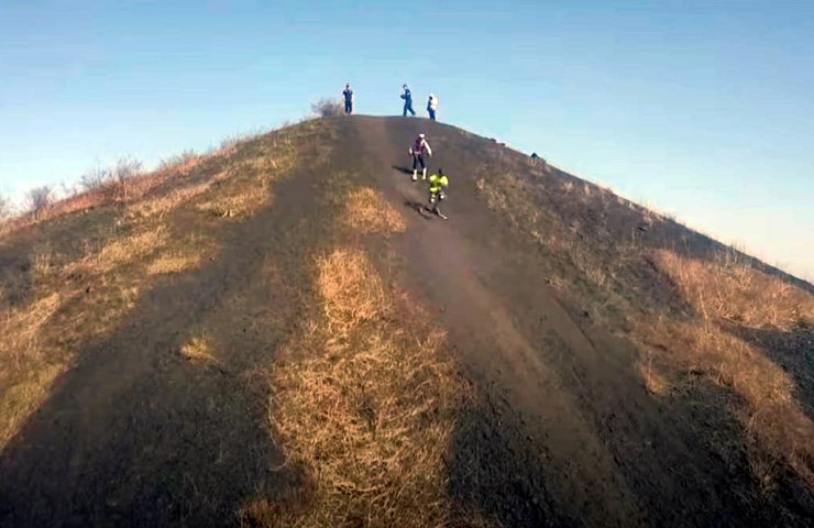 Coronavirus drove Belgian skiers to the slopes of the Charleroi waste heap (Video)