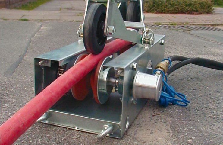 Laying the electrical cable using rollers